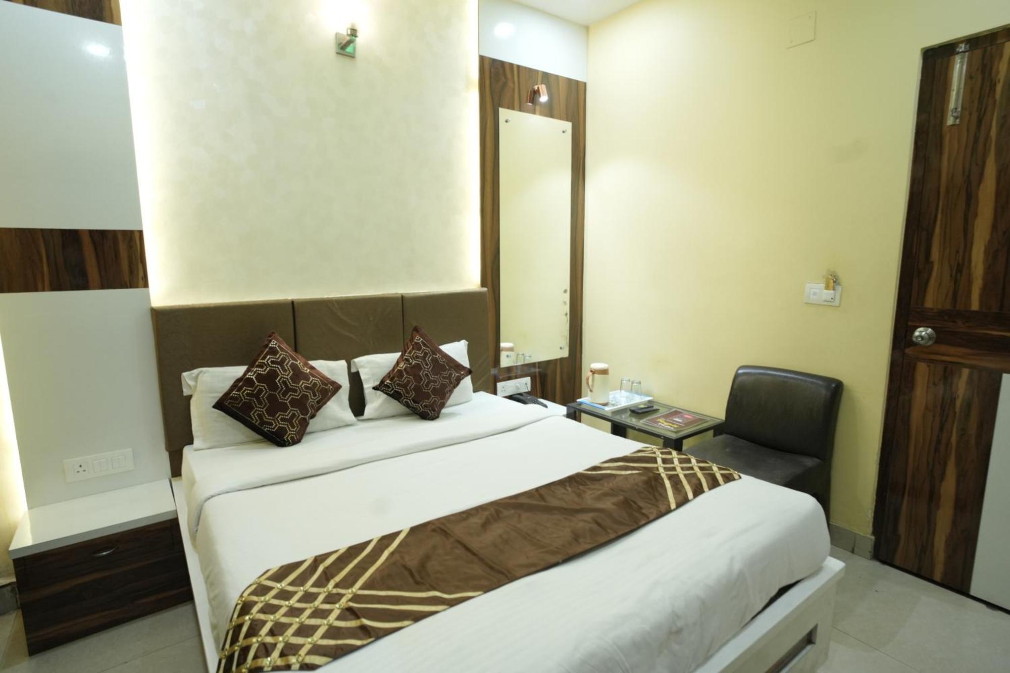 Hotel Rajkamal Near Varanasi Railway Station Kültér fotó