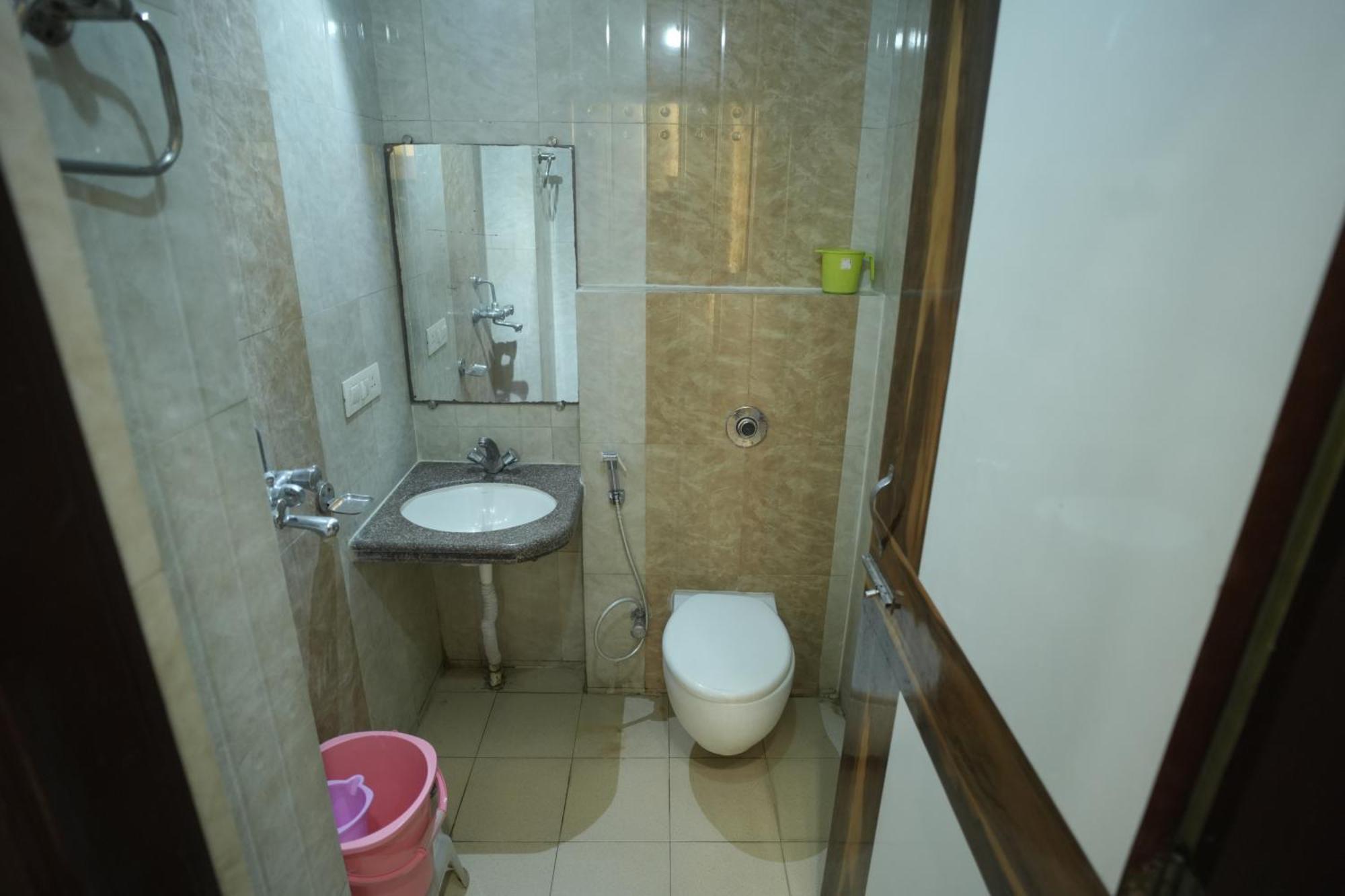 Hotel Rajkamal Near Varanasi Railway Station Kültér fotó